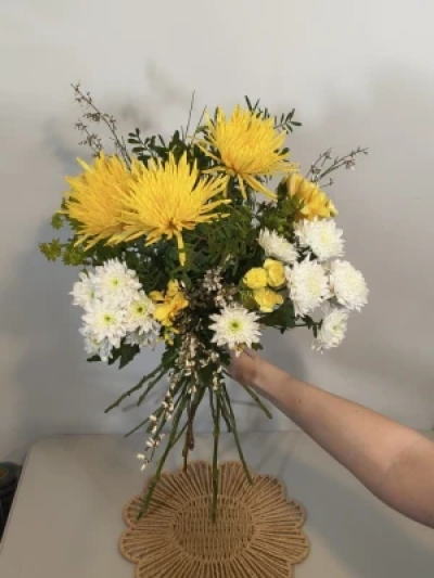 Lemon Meringue - A cheerful blend of yellow, white, and cream blooms, bringing a soft burst of sunshine to any space. With its warm tones, this bouquet feels fresh, uplifting, and effortlessly sweet.