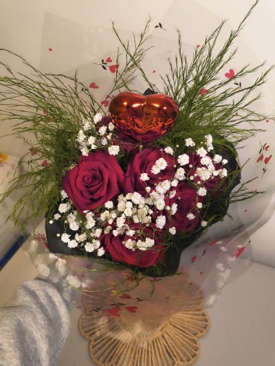 6 Red Roses with Love - The Classic Love bouquet. Celebrate timeless romance with this elegant bouquet of six premium red roses. Each stem is carefully selected for it's rich colour, velvety petals, and long-lasting freshness. Beautifully arranged with complementary greenery, this bouquet is a perfect expression of love, admiration, or heartfelt appreciation. Ideal for anniversaries, romantic gestures, or simply letting someone special know they're on your mind. 

Please note images are examples only, flowers used may vary due to seasonal availability.