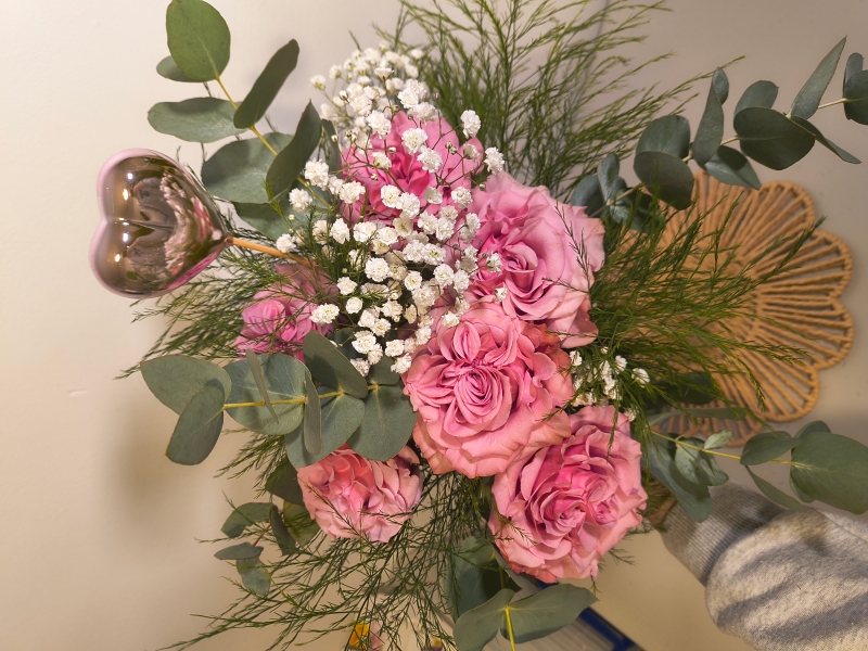 6 Pink Roses with Love